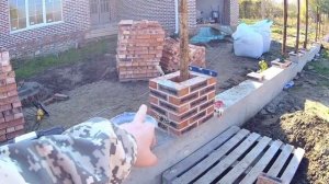 Кладка столбов забора под белый шов.