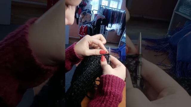 Шапка спицами из толстой пряжи для начинающих