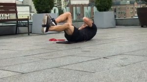 КАК НАКАЧАТЬ ПРЕСС ЗА 5 МИНУТ В ДЕНЬ | УПРАЖНЕНИЯ НА ПРЕСС С РЕЗИНКОЙ