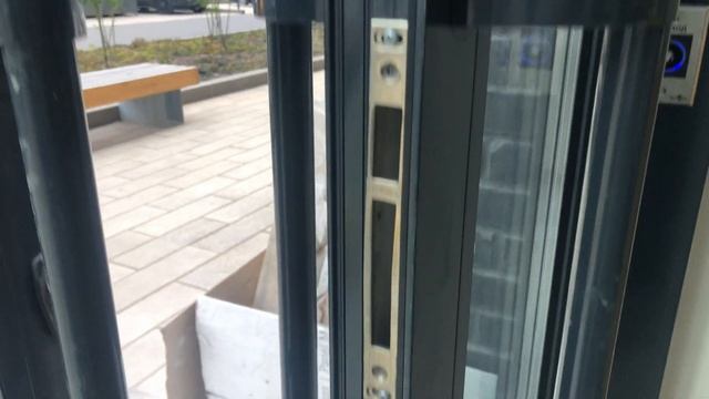 Два магнитных замка на стеклянную дверь в салоне красоты смотреть онлайн