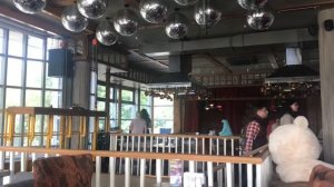 В ресторане «Тапчан» на Ленинградском шоссе и робот в офисе продаж апартаментов