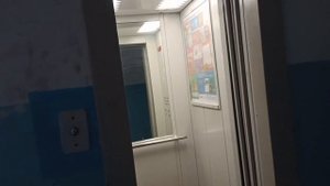 Пассажирский лифт МЛМ-(2017 г.в) с лагучим табло в старой панельной 9-этажке.