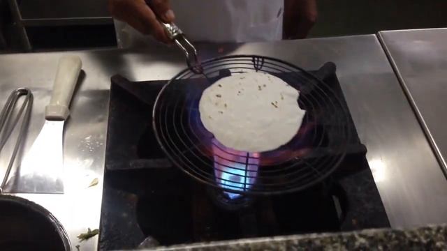 КАК ЖАРЯТСЯ ИНДИЙСКИЕ ЛЕПЁШКИ