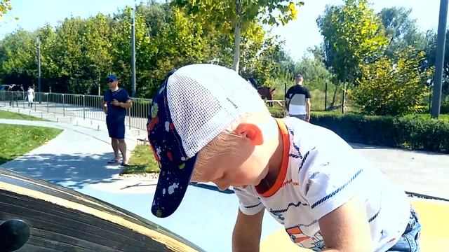 Ваня играет на детской площадке смотреть онлайн
