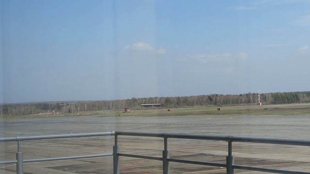 Аэропорт Томск (Богашево) и посадка Ан-28 (СиЛа) при сильном ветре смотреть онлайн