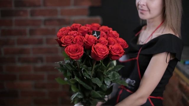 25 ярко-красных роз в букете (Эквадор) смотреть онлайн