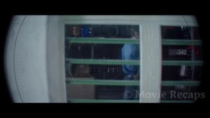 Девушка устала от того, что ей разрешают выходить из дома только один день в неделю