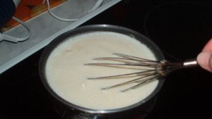 Бисквитный торт с заварным кремом и клубникой