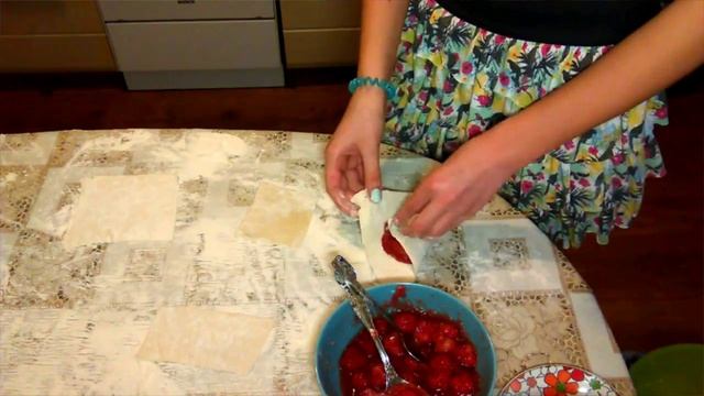 Cooking//готовим слоечки с клубникой смотреть онлайн