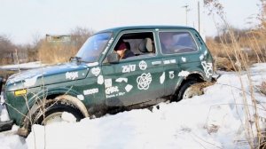 Безумный треш, семья застряла на ниве в снегу как спастись. Нива. Niva