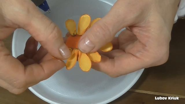 Цветы из атласной ленты Цветок из узкой ленты своими руками