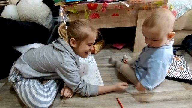 Режим дня младенца в 8 месяцев Мишутка для детей и мам. Развитие ребенка
