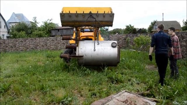 6 этап работы экскаватора-погрузчика ДЭМ 310 перемещение металлической емкости смотреть онлайн