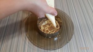 Салат из консервированной горбуши и  грецким орехом.