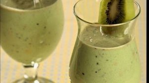 Молочный коктейль с киви и мороженым.
