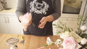 Видео урок, как украсить торт живыми цветами!