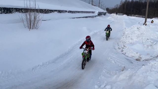 УПАЛ И ПОТЕРЯЛ ПЕРВОЕ МЕСТО?  / МОТОКРОСС С ДЕТЬМИ / ДЕВЧОНКИ ОБГОНЯЮТ МАЛЬЧИКОВ. смотреть онлайн