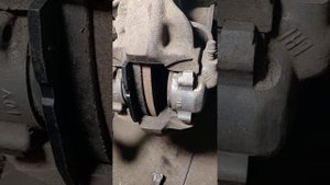 ВАЗ 2101 - 2107 замена передних тормозных колодок.