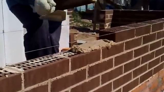 КЛАДКА ОБЛИЦОВОЧНОГО КИРПИЧА ЦВЕТНЫМ РАСТВОРОМ