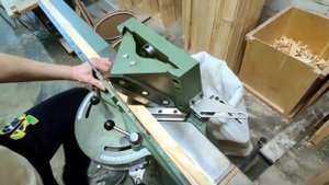 Нарезка рейки для изготовления подрамника на производстве Интернет-магазина "Холстик"