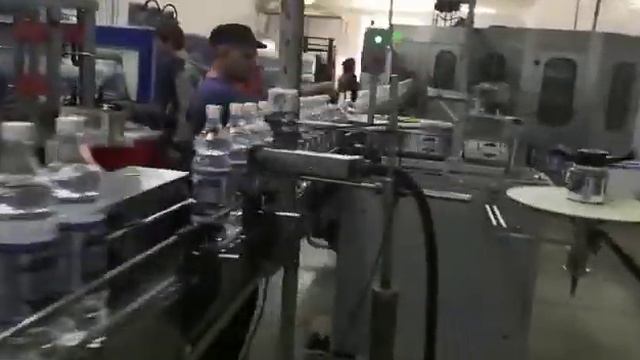 Этикетировщик полипропиленовый в работеэтикетировочный автомат на горячем клееЭМ62флекс196