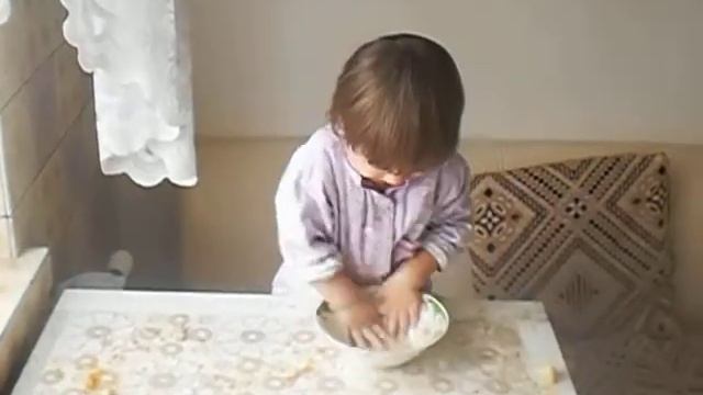 Леся на КУХНЕ ест СУП