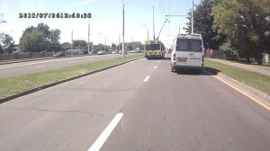 Куда спешил? Троллейбус разогнался и конечно, слетели токоприёмные штанги