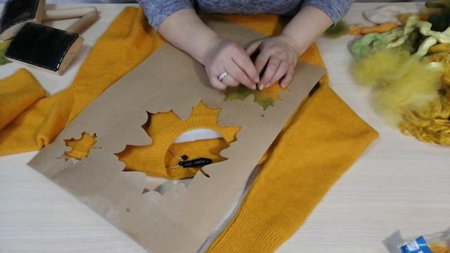 Декорируем одежду сухим валянием. Трафаретный способ.