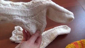 Вяжем носочки спицами.