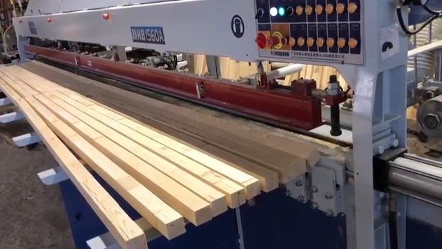 Как обрабатываются торцы брусков на Полуавтоматической лини сращивания Beaver 150 Standart. Наглядно смотреть онлайн