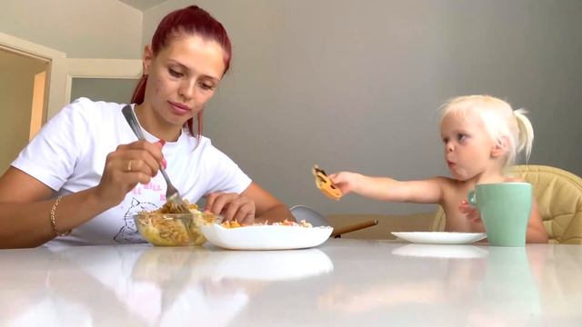 Первый раз в детский сад | Что мы подарили воспитателю | Будни мамы | смотреть онлайн