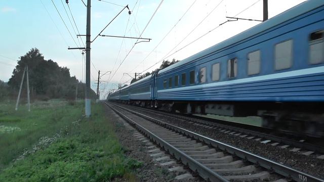 Электровоз ЧС7-058 с фирменным поездом "Двина" смотреть онлайн