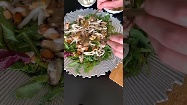 Легкий салат из морского коктейля