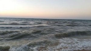 Отличные тёплые,? но высокие волны на Азовском море? в станице Голубицкая на закате ?