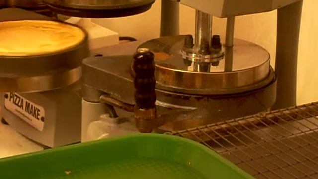 Как выпекать коржи для пиццы! смотреть онлайн