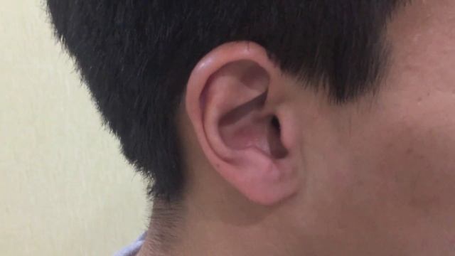 Как микронаушник капсула к5 виден в ухе у парня. смотреть онлайн