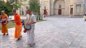 ?Восток + Харе Кришна = Танцы и гостеприимство