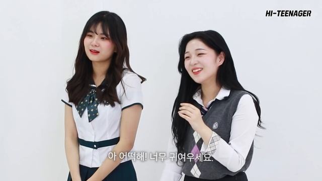 "어떤 몸매가 좋아?" 남자 몸을 처음 본 여고생들의 반응│물어봤다 [ENG CC]