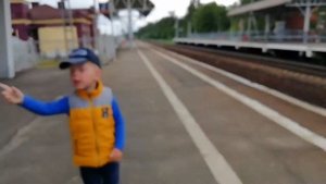 Пассажирский поезд Сапсан и малыш.