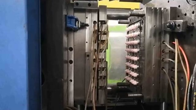 фрагмент испытаний 32-местной холодноканальной пресс-формы с формообразующими S136 (твердость 50HRC смотреть онлайн