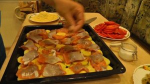 Рыба по-французски в духовке с помидорами и сыром.