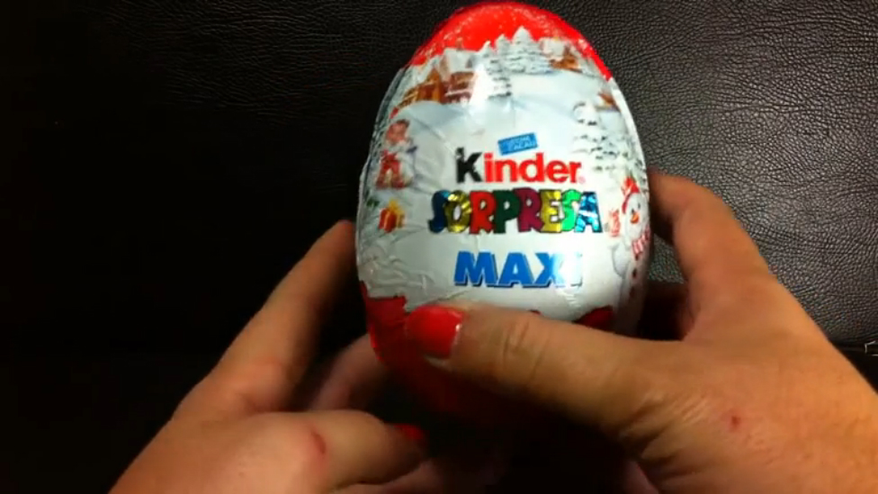 Новинки сюрпризы. Шоколадное яйцо. Kinder Maxi яйцо. Киндер сюрприз 220 грамм игрушка. Видео большой Киндер.