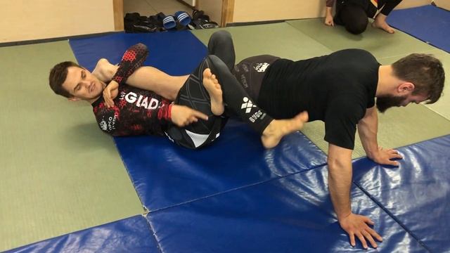 Рычаг колена и болевые на ноги. Атаки из "деларивы". смотреть онлайн