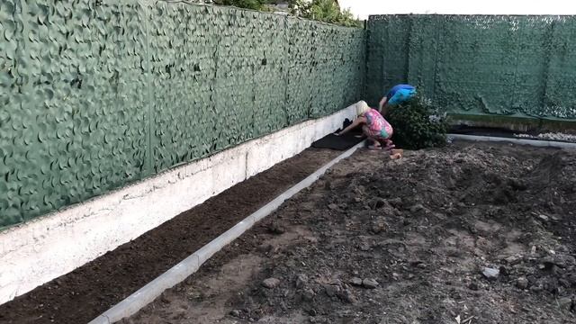 Наша Дача 2018 (5) Отмостка вдоль забора