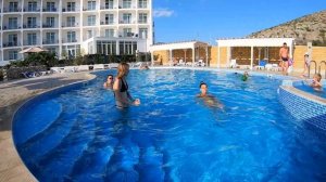 СУДАК. АВГУСТ. ПРОНИКЛИ В ЧУЖОЙ БАССЕЙН в Крыму