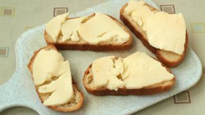 Горячие бутерброды с помидорами и сыром