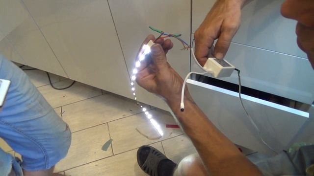 Установка стеклянного фартука с фотопечатью и подсветкой смотреть онлайн