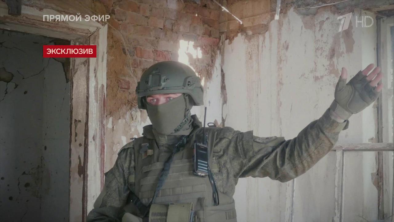 Беспилотник ВСУ атаковал военкора и военных во время репортажа: кадры