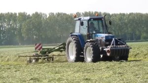 Удивительная сельскохозяйственная техника , для сбора и транспортировки тюков сена