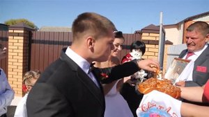 Свадебный каравай. Кто больше откусит, тот будет хозяин в доме.